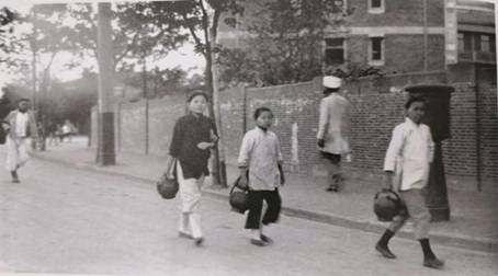 图一:上班途中的棉纱厂女工(来源于《踏径寻踪—杨树浦历史变迁》)