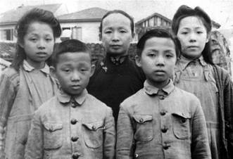 1940年,谢晋元夫人及子女的合影照