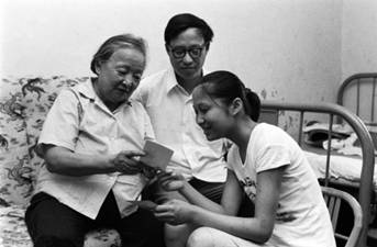 上世纪80年代末,谢晋元遗孀凌维诚(左)与儿子谢继民(中)和孙女在一起