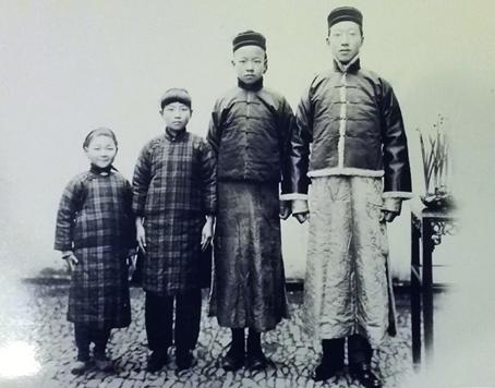 2-1 牛尚周夫妇育有子女四人：依次为长子惠霖、次子惠生、长女惠珠、次女惠珍。图为牛家四兄妹1907年在上海合影。