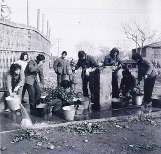 1984年冬,双辽路、双辽支路附近的居民在街头给水站洗衣、洗菜、提水回家(苏春生摄).jpg